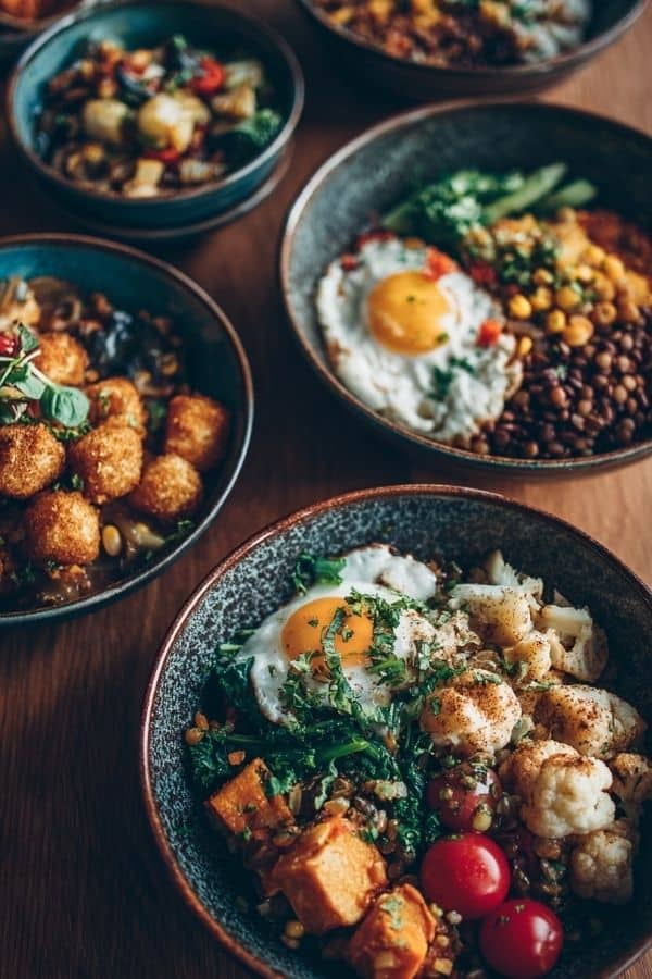 Receitas vegetarianas and healthy food dishes prepared with fresh vegetables